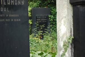 A grave in Nový židovský h?bitov.